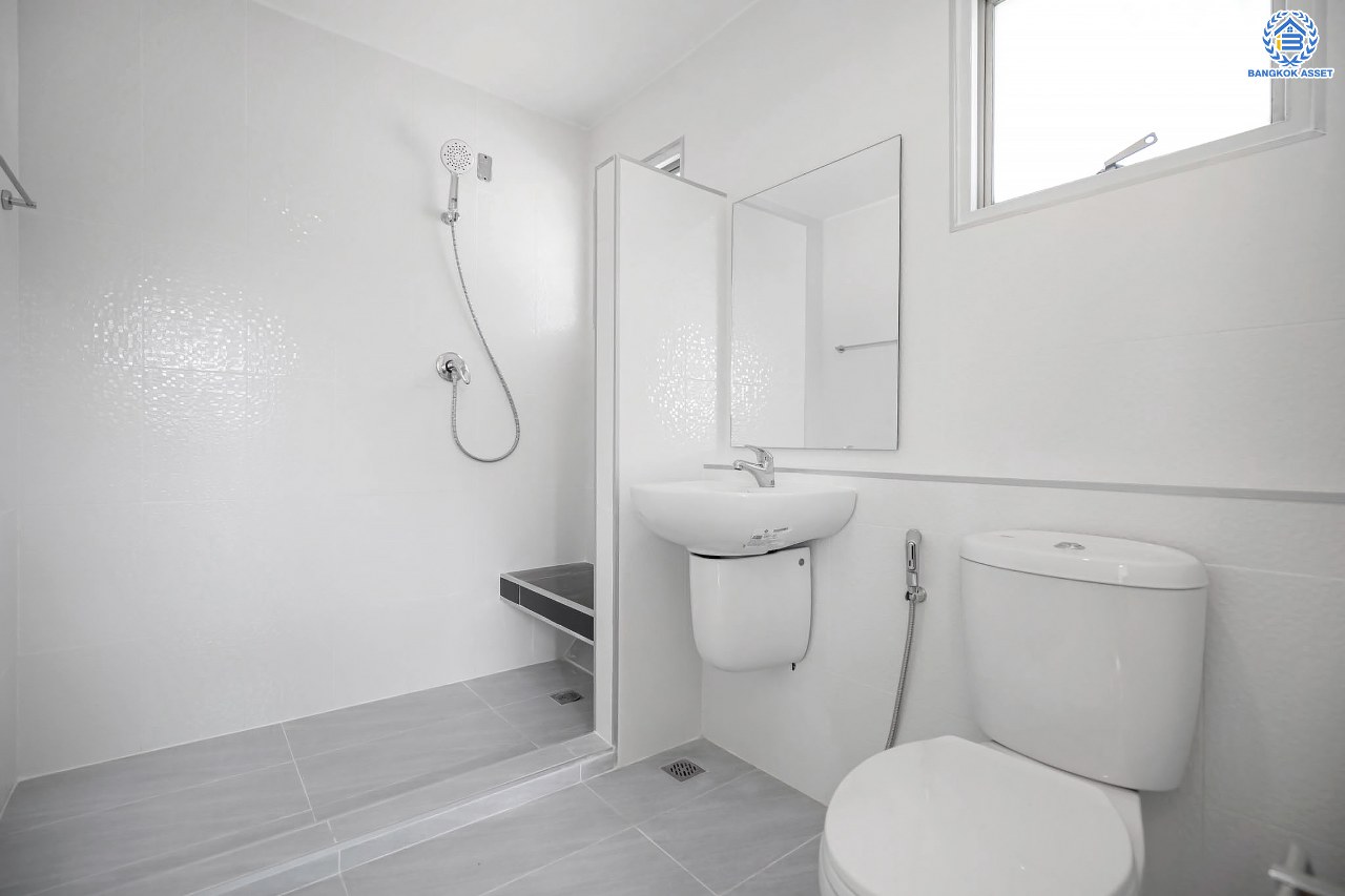 บ้านมือสองตกแต่งใหม่ โครงการ พฤกษ์ลดา1 บางใหญ่ บนเนื้อที่ 50 ตร.ว. ฟังก์ชัน 4 ห้องนอน (ห้องนอนชั้นล่าง 1 ห้อง) 2 ห้องน้ำ 2 ที่จอดรถ ทำเลเดินทางสะดวก เชื่อมต่อถนนกาญจนาภิเษก ใกล้รถไฟฟ้าสายสีม่วง "สถานีคลองบางไผ่" และทางด่วน "กาญจนาภิเษก"